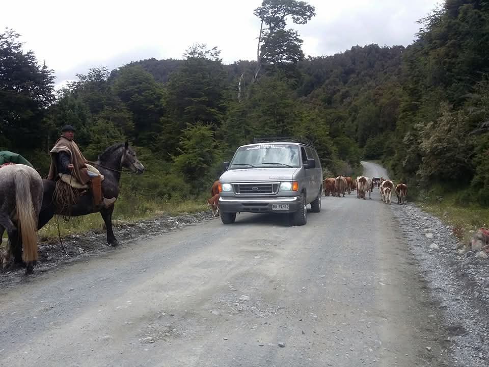 Primer bus de PatoAventura — los inicios de la empresa en Aysén